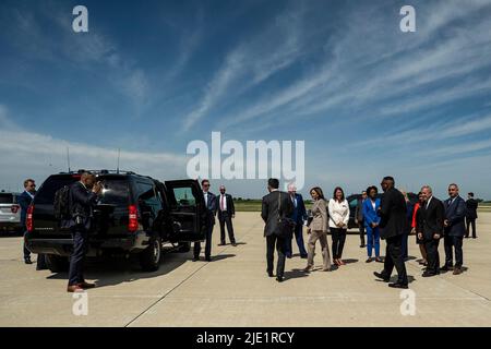 Chicago, Stati Uniti. 24th giugno 2022. Il Vice Presidente Kamala Harris sforza dall'Aeronautica militare due all'Aeroporto Municipale di Aurora venerdì 24 giugno 2022 ad Aurora, il. (Foto di Christopher Dilts/Pool/ABACAPRESS.COM) Credit: Abaca Press/Alamy Live News Foto Stock