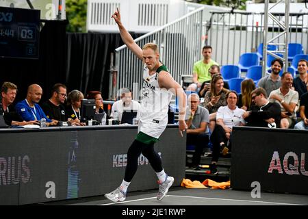 Anversa, Belgio. 24th giugno 2022. Ignas Vaitkus in Lituania festeggia dopo aver vinto una partita di basket 3x3 tra Lituania e Taipei cinese, nella fase di qualificazione maschile, alla Coppa del mondo FIBA 2022, venerdì 24 giugno 2022, ad Anversa. La FIBA 3x3 Basket World Cup 2022 si svolge dal 21 al 26 giugno ad Anversa. BELGA PHOTO TOM GOYVAERTS Credit: Belga News Agency/Alamy Live News Foto Stock