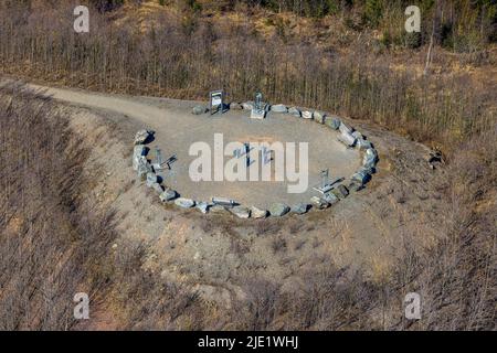 Vista aerea, cerchio di pietra e punto panoramico alla cava di Bilstein, Brilon, Sauerland, Renania settentrionale-Vestfalia, Germania, Punto di osservazione privilegiato, Bilsteinhalde, DE, Foto Stock