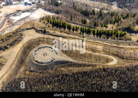 Vista aerea, cerchio di pietra e punto panoramico alla cava di Bilstein, Brilon, Sauerland, Renania settentrionale-Vestfalia, Germania, Punto di osservazione privilegiato, Bilsteinhalde, DE, Foto Stock