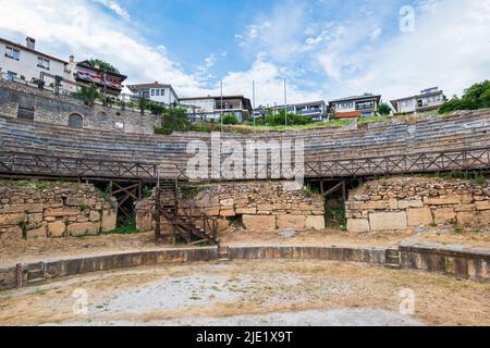 Ohrid, Macedonia del Nord - Giugno 2022: Anfiteatro antico o teatro antico di Ohrid con vista della città vecchia sul lago di Ohrid in Macedonia Foto Stock