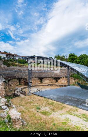 Ohrid, Macedonia del Nord - Giugno 2022: Anfiteatro antico o teatro antico di Ohrid con vista della città vecchia sul lago di Ohrid in Macedonia Foto Stock