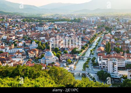 Prizren paesaggio urbano dalla fortezza al tramonto in Kosovo. Prizren, Kosovo. Prizren vista aerea, una città storica e turistica situata nel Kosovo Foto Stock