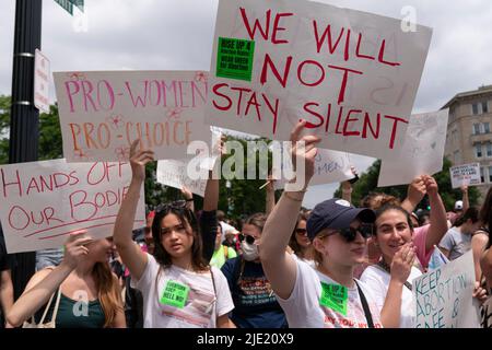 Washington, Stati Uniti. 24th giugno 2022. I manifestanti si dimostrano fuori dalla Corte Suprema di Washington, DC Venerdì 24 giugno 2022. La Corte Suprema ha rovesciato Roe v, Wade eliminando il diritto all'aborto negli Stati Uniti (Foto di Chris Kleponis/Sipa USA) credito: Sipa USA/Alamy Live News Foto Stock