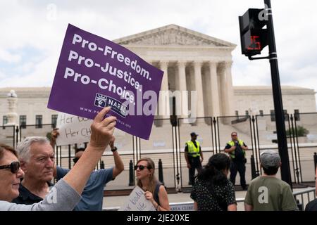 Washington, Stati Uniti. 24th giugno 2022. I manifestanti si dimostrano fuori dalla Corte Suprema di Washington, DC Venerdì 24 giugno 2022. La Corte Suprema ha rovesciato Roe v, Wade eliminando il diritto all'aborto negli Stati Uniti (Foto di Chris Kleponis/Sipa USA) credito: Sipa USA/Alamy Live News Foto Stock