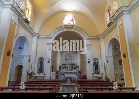 Gaeta, Latina, Lazio. Santuario della montagna di Spalato. santuario del 11th secolo eretto sulla crepa di una roccia con vista mare, all'interno di un parco urbano. Foto Stock