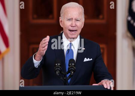 Il presidente degli Stati Uniti Joe Biden esprime le osservazioni sulla decisione della Corte Suprema su Dobbs contro Jackson Women's per rovesci Roe V. Wade nella Cross Hall della Casa Bianca il 24 giugno 2022 a Washington, DC. (Foto di Oliver Contreras/SIPA USA) Foto Stock