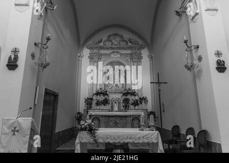 Gaeta, Latina, Lazio. Santuario della montagna di Spalato. santuario del 11th secolo eretto sulla crepa di una roccia con vista mare, all'interno di un parco urbano. Foto Stock