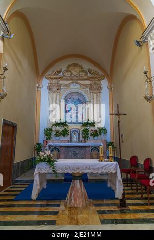 Gaeta, Latina, Lazio. Santuario della montagna di Spalato. santuario del 11th secolo eretto sulla crepa di una roccia con vista mare, all'interno di un parco urbano. Foto Stock