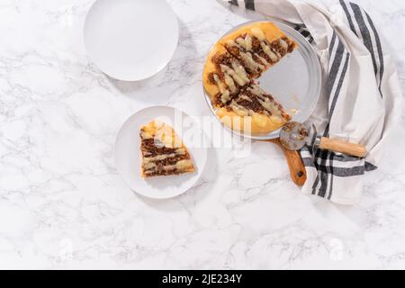 Disposizione piatta. Pizza da dessert alla cannella appena sfornata con pasta di formaggio cremoso. Foto Stock