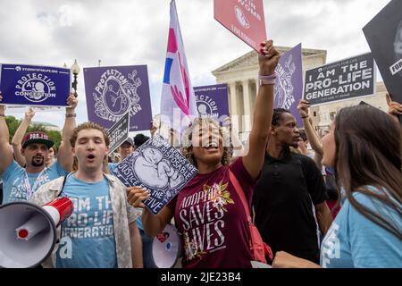 Distretto di Columbia, USA. 23rd giugno 2022. WASHINGTON DC - GIUGNO 2?4?: Gli attivisti del?A?bortion-diritti reagiscono?? I sostenitori del?as pro-vita celebrano il?After la Corte Suprema degli Stati Uniti ha votato 6 a 3 per colpire giù la decisione di Roe di riferimento contro Wade, il 24 giugno 2022 a Washington, DC. Il parere pone fine a 50 anni di protezione costituzionale federale dei diritti di aborto e consente a ciascuno Stato di decidere se limitare o vietare l'aborto. (Foto di Michael Nigro/Sipa USA)? Credit: Sipa USA/Alamy Live News Foto Stock