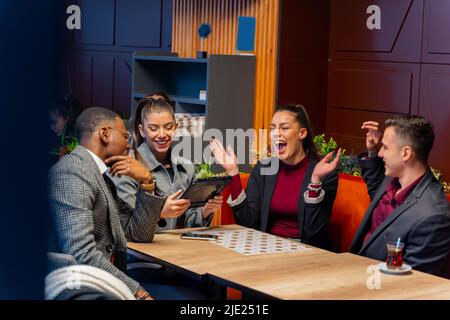 Gruppo di gente di busniess multirazziale stanno ridendo insieme Foto Stock