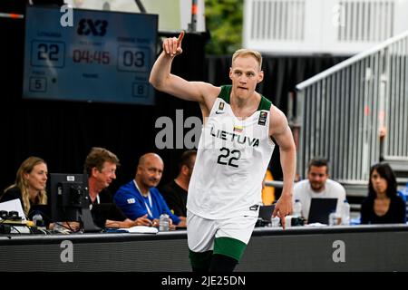 Anversa, Belgio. 24th giugno 2022. Ignas Vaitkus in Lituania festeggia dopo aver vinto una partita di basket 3x3 tra Lituania e Taipei cinese, nella fase di qualificazione maschile, alla Coppa del mondo FIBA 2022, venerdì 24 giugno 2022, ad Anversa. La FIBA 3x3 Basket World Cup 2022 si svolge dal 21 al 26 giugno ad Anversa. BELGA PHOTO TOM GOYVAERTS Credit: Belga News Agency/Alamy Live News Foto Stock