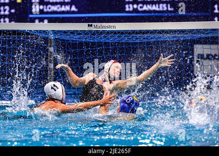 SZEGED, UNGHERIA - 24 GIUGNO: Bayley Weber degli Stati Uniti, Amanda longan degli Stati Uniti, Carla Comba dell'Argentina durante il FINA World Championships Budapest 2022 match tra Stati Uniti d'America e Argentina il 24 giugno 2022 a Szeged, Ungheria (Foto di Albert ten Hove/Orange Pictures) credito: Orange Pics BV/Alamy Live News Foto Stock