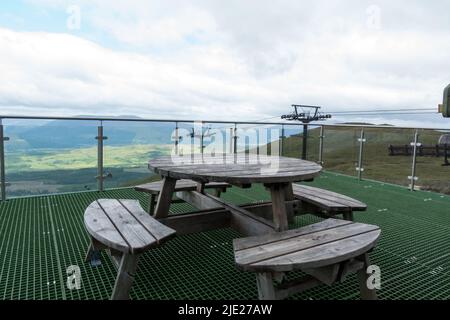 Tavolo da picnic al Nevis Range Restaurant con vista sulla catena montuosa delle Highland scozzesi Foto Stock