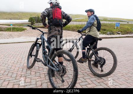 Due motociclisti maschi adulti MTB al punto di partenza nella gamma ben Nevis, Scozia, Regno Unito Foto Stock