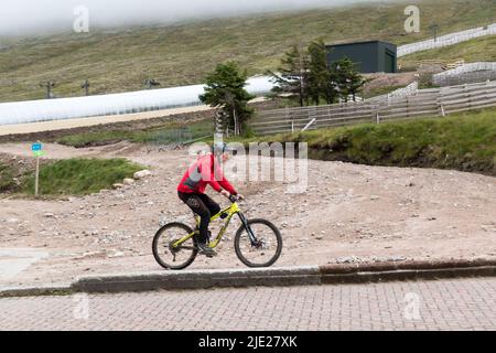 MTB maschile per adulti nella gamma ben Nevis, Scozia, Regno Unito Foto Stock