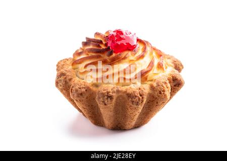 Torta deliziosa fatta in casa piena di marmellata isolata su bianco Foto Stock