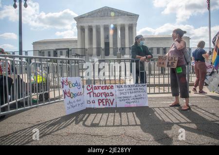 WASHINGTON, D.C. GIUGNO 24: I sostenitori della scelta professionale si riuniscono presso la Corte Suprema degli Stati Uniti a Washington DC, e rispondono alla sentenza che ha rovesciato la decisione Landmark del 1973, Roe V Wade, che ha permesso l’aborto legale. Washington, DC 24 giugno 2022. Credito: Patsy Lynch/MediaPunch Foto Stock