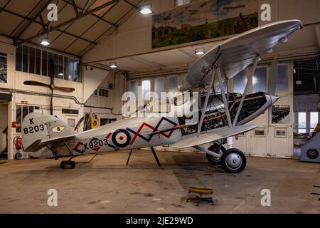 1937 Hawker Daemon (G-BTVE) in fase di manutenzione a Shuttleworth, Old Warden il 18th giugno 2022 Foto Stock