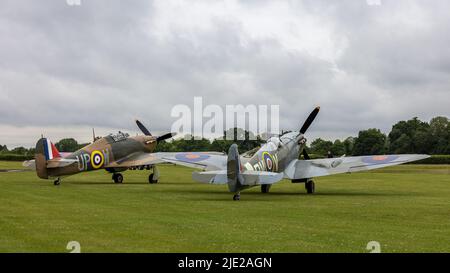 Hawker Hurricane Mk l ‘R4118’ e Supermarine Spitfire Mk Vc ‘EE602’ in esposizione statica al salone aereo serale di Shuttleworth il 18th giugno 2022 Foto Stock