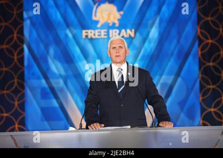 Manez, Albania. 23rd giugno 2022. Il Vice Presidente Mike Pence parla ad un incontro tenutosi ad Ashraf nel 3, sede di migliaia di membri del principale movimento di opposizione iraniano, il Mujahedin-e Khalq (PMOI/MEK), e si sono scambiati pareri sulle condizioni oggettive della società iraniana, sull'alternativa NCRI e sull'approccio della comunità internazionale al fascismo religioso che governa l'Iran. (Foto di Siavosh Hosseini/SOPA Images/Sipa USA) Credit: Sipa USA/Alamy Live News Foto Stock