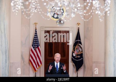 Washington DC, Stati Uniti. 24th giugno 2022. Il presidente degli Stati Uniti Joe Biden ha espresso osservazioni sulla decisione della Corte Suprema degli Stati Uniti nel caso Dobbs contro Jackson Women's Health Organization di rovesci Roe contro Wade nella Cross Hall della Casa Bianca a Washington, DC il 24 giugno 2022. Credit: Oliver Contreras/Pool via CNP Credit: dpa picture Alliance/Alamy Live News Foto Stock