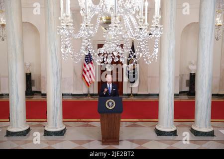 Washington DC, Stati Uniti. 24th giugno 2022. Il presidente degli Stati Uniti Joe Biden ha espresso osservazioni sulla decisione della Corte Suprema degli Stati Uniti nel caso Dobbs contro Jackson Women's Health Organization di rovesci Roe contro Wade nella Cross Hall della Casa Bianca a Washington, DC il 24 giugno 2022. Credit: Oliver Contreras/Pool via CNP Credit: dpa picture Alliance/Alamy Live News Foto Stock