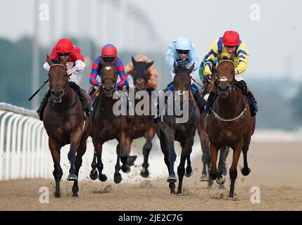 Poptronic indovinata da Sam James (a destra) vince il Jenningsbet Hoppings Fillies' Stakes durante il secondo giorno del Northumberland Plate Festival all'ippodromo di Newcastle. Data foto: Venerdì 24 giugno 2022. Foto Stock