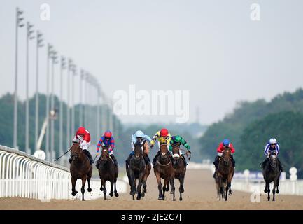 La Poptronic, guidata da Sam James (centro), vince la Jenningsbet Hoppings Fillies' Stakes durante il secondo giorno del Northumberland Plate Festival all'ippodromo di Newcastle. Data foto: Venerdì 24 giugno 2022. Foto Stock