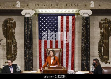 Washington, Stati Uniti. 24th giugno 2022. Presidente della Casa Nancy Pelosi (D-CA) dopo aver votato il Bipartisan Safer Communities Act nella Camera della Camera del Campidoglio degli Stati Uniti a Washington, DC Venerdì 24 giugno 2022. Foto di Tasos Katopodis/UPI Credit: UPI/Alamy Live News Foto Stock