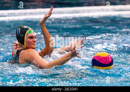 SZEGED, UNGHERIA - 24 GIUGNO: Ashleigh Vaughan del Sudafrica durante il FINA World Championships Budapest 2022 partita tra Paesi Bassi e Sud Africa il 24 giugno 2022 a Szeged, Ungheria (Foto di Albert ten Hove/Orange Pictures) KNZB Foto Stock