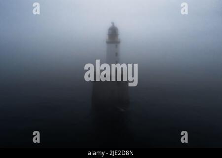 Rattay, Regno Unito - 24 giugno 2022: Vista dello storico faro di Rattay Head nella Scozia settentrionale, con nebbia fitta e fitta Foto Stock