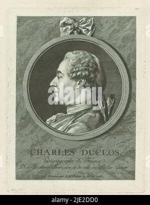 Ritratto di Charles Pinot Duclos, Charles Duclos. (Titolo su oggetto), tipografo: Charles Nicolas Cochin (II), (possibilmente), dopo proprio disegno da: Charles Nicolas Cochin (II), (menzionato su oggetto), Francia, 1763, carta, incisione, incisione, altezza 196 mm x larghezza 147 mm Foto Stock