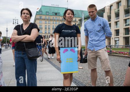 Berlino, Germania. 24th giugno 2022. I manifestanti si sono riuniti al di fuori dell'ambasciata statunitense a Berlino il 24 giugno 2022, dopo lo storico rovesciamento di Roe contro Wade e la garanzia costituzionale dei diritti di aborto negli Stati Uniti. I manifestanti cantarono il mio corpo, la mia scelta. (Credit Image: © Michael Kuenne/PRESSCOV via ZUMA Press Wire) Foto Stock