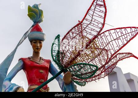 Nur Sultan (Astana), Kazakistan, 11.11.21. Scultura di donna in abiti kazaki tradizionali (shapan) che tiene tulipano fiore in Lovers Park, Nur Sultan. Foto Stock