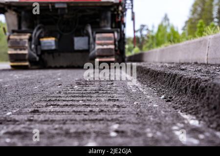 vista ravvicinata di una sezione della vecchia superficie stradale. Fresa a freddo Foto Stock