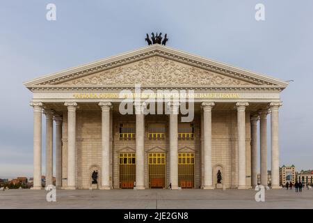 Nur Sultan (Astana), Kazakistan, 11.11.21. Edificio in stile classico Astana Opera con ornamenti dorati, sculture e colonne, vista simmetrica. Foto Stock