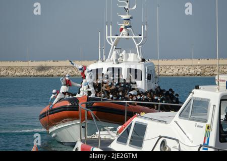 Pozzallo, provincia di Ragusa, Italia, 24 giugno 2022, 97 migranti sbarcati nel porto di Pozzallo. Fanno parte di 500 migranti intercettati a 90 miglia a sud della Sicilia a bordo di una nave da pesca. Foto Stock