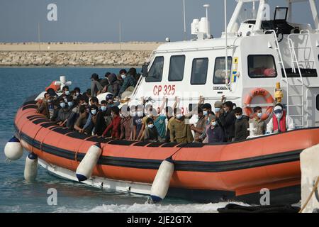 Pozzallo, provincia di Ragusa, Italia, 24 giugno 2022, 97 migranti sbarcati nel porto di Pozzallo. Fanno parte di 500 migranti intercettati a 90 miglia a sud della Sicilia a bordo di una nave da pesca. Foto Stock