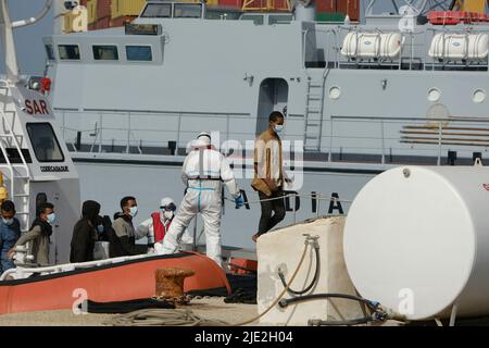 Pozzallo, provincia di Ragusa, Italia, 24 giugno 2022, 97 migranti sbarcati nel porto di Pozzallo. Fanno parte di 500 migranti intercettati a 90 miglia a sud della Sicilia a bordo di una nave da pesca. Foto Stock