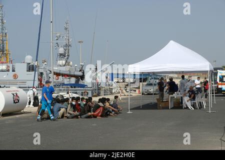 Pozzallo, provincia di Ragusa, Italia, 24 giugno 2022, 97 migranti sbarcati nel porto di Pozzallo. Fanno parte di 500 migranti intercettati a 90 miglia a sud della Sicilia a bordo di una nave da pesca. Foto Stock