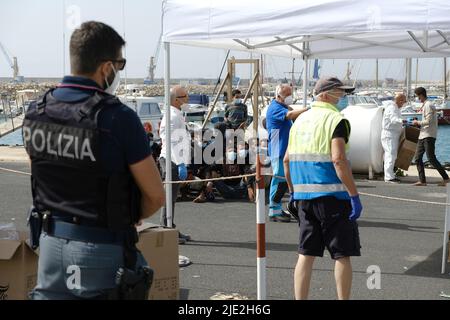 Pozzallo, provincia di Ragusa, Italia, 24 giugno 2022, 97 migranti sbarcati nel porto di Pozzallo. Fanno parte di 500 migranti intercettati a 90 miglia a sud della Sicilia a bordo di una nave da pesca. Foto Stock