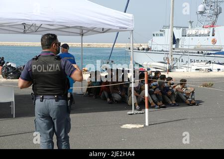 Pozzallo, provincia di Ragusa, Italia, 24 giugno 2022, 97 migranti sbarcati nel porto di Pozzallo. Fanno parte di 500 migranti intercettati a 90 miglia a sud della Sicilia a bordo di una nave da pesca. Foto Stock