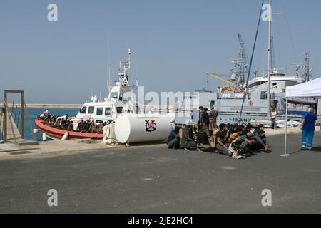 Pozzallo, provincia di Ragusa, Italia, 24 giugno 2022, 97 migranti sbarcati nel porto di Pozzallo. Fanno parte di 500 migranti intercettati a 90 miglia a sud della Sicilia a bordo di una nave da pesca. Foto Stock