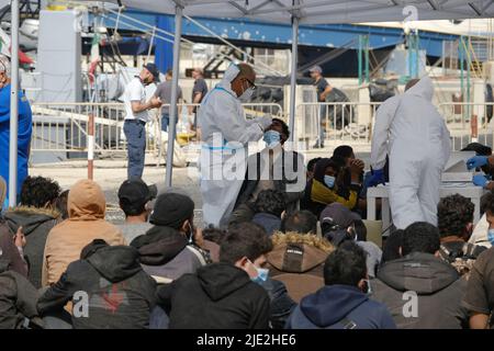 Pozzallo, provincia di Ragusa, Italia, 24 giugno 2022, 97 migranti sbarcati nel porto di Pozzallo. Fanno parte di 500 migranti intercettati a 90 miglia a sud della Sicilia a bordo di una nave da pesca. Foto Stock