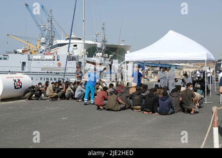 Pozzallo, provincia di Ragusa, Italia, 24 giugno 2022, 97 migranti sbarcati nel porto di Pozzallo. Fanno parte di 500 migranti intercettati a 90 miglia a sud della Sicilia a bordo di una nave da pesca. Foto Stock