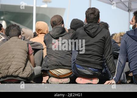 Pozzallo, provincia di Ragusa, Italia, 24 giugno 2022, 97 migranti sbarcati nel porto di Pozzallo. Fanno parte di 500 migranti intercettati a 90 miglia a sud della Sicilia a bordo di una nave da pesca. Foto Stock