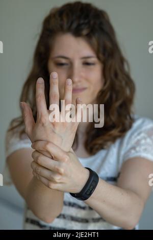 Donna con artrite nelle mani. Foto Stock