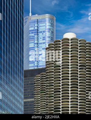 Astratto architettonico di Marina Towers ed edifici circostanti al 300 N state Street a Chicago, Illinois Foto Stock